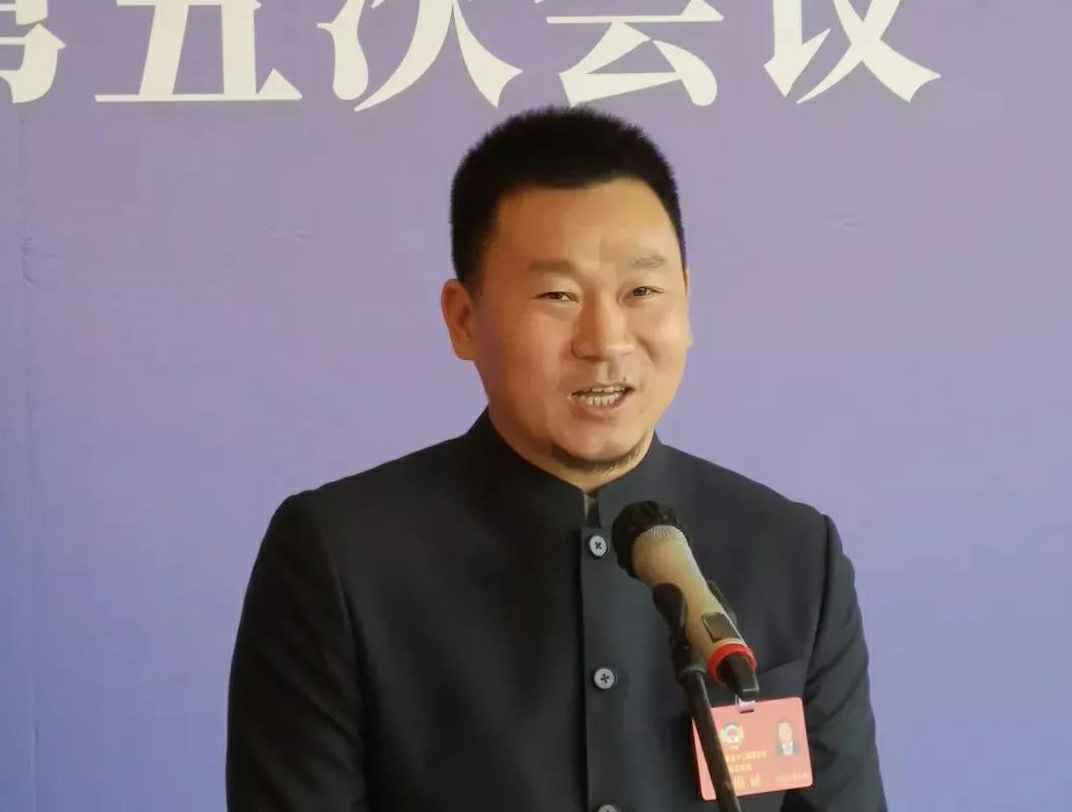 为进一步展示市政协团结、民主、开放、自信的形象，向市民和网友展示政协委员的履职风采，中山市政协十二届五次会议在2月4日上午开幕前开设“委员通道”，市政协委员、问鼎网页版登录入口-问鼎(中国)公司总经理陈朝阳走进“委员通道”，回应社会关切的问题。他就如何做好城市应急管理规划的问题进行发言，并回答记者提问。.jpg